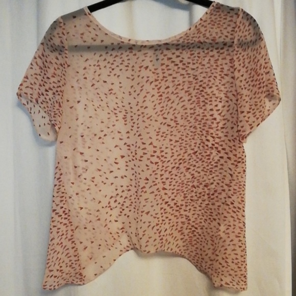 Open back blouse with ❤️ pattern - Picture 2 of 6